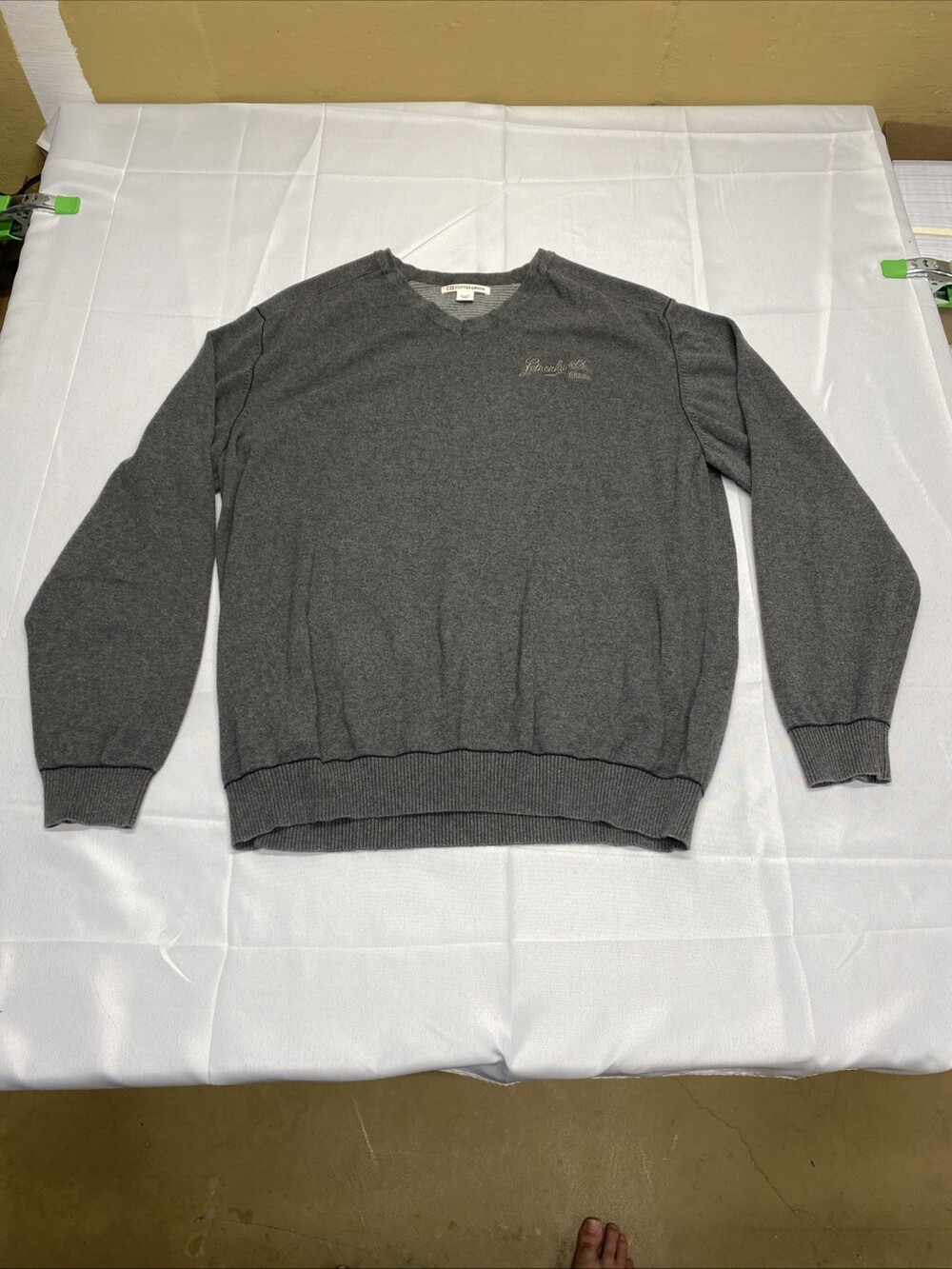 Cutter & Buck Leinenkugel's Beers Embroidered Gray V-Neck Sweater Size XL